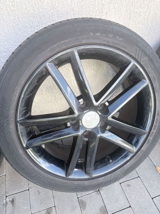 Felgi aluminiowe z oponami letnimi