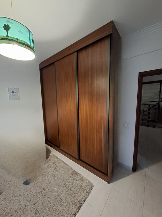 Roupeiro de encastrar com portas de correr