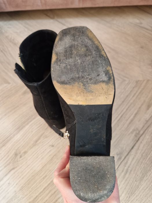 Czarne zamszowe botki na obcasie rozm. 36 Stradivarius