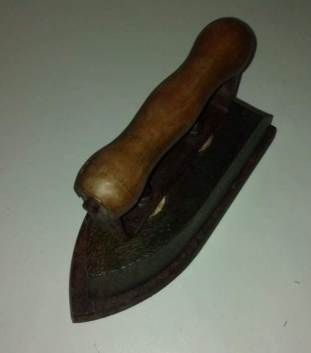 Ferros eléctricos de engomar antigos