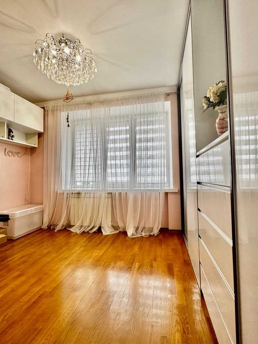 3-кімнатна квартира з ВЕЛИКОЮ кухнею! ! Класна локація! A11