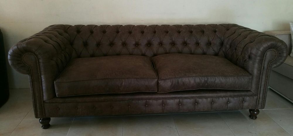 Sofá Chesterfield em microfibra efeito envelhecido - NOVO