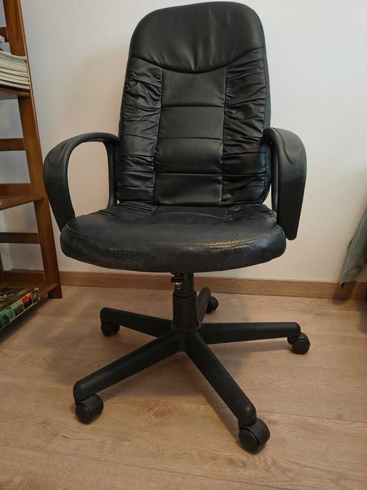 Secretaria com cadeira