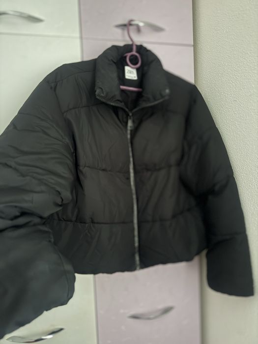 Курточка чорна зара
