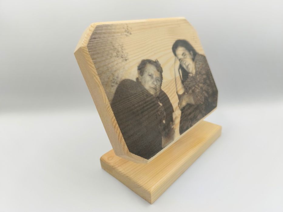 Znicz, kwiaty...to już było. Zdjęcie na drewnie.