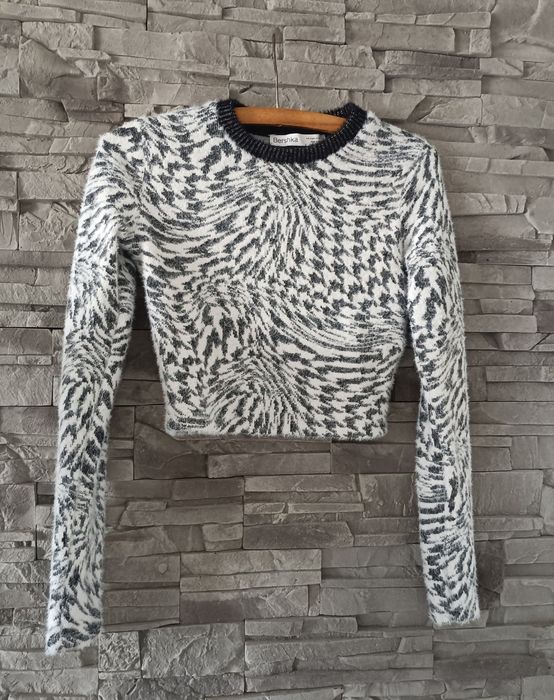 Krótki włochaty czarno biały sweter Bershka