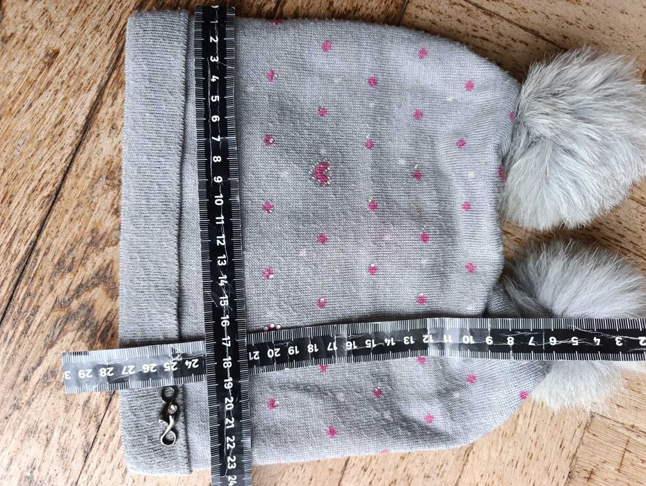 Czapka dziewczynki zimowa szary z serduszkami ta broszką
balabonami