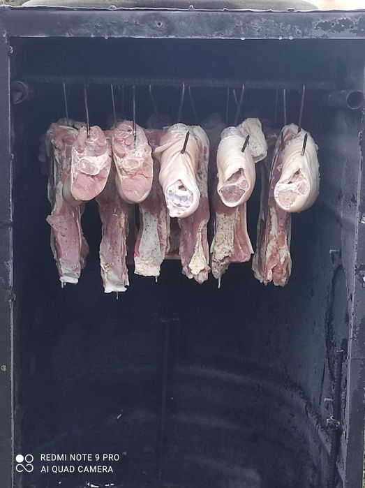 Kiełbasa szynka boczek karczek i inne wędzone wyroby.