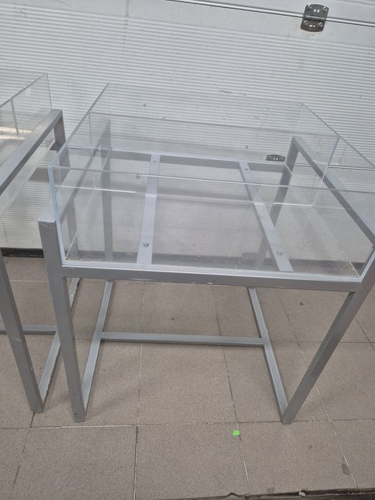 Ekspozytor sklepowy z plexi naetaloweji podstawie 50 zł szt na metalowej podstawie 50 zl sztuka i na metalowej podstawie