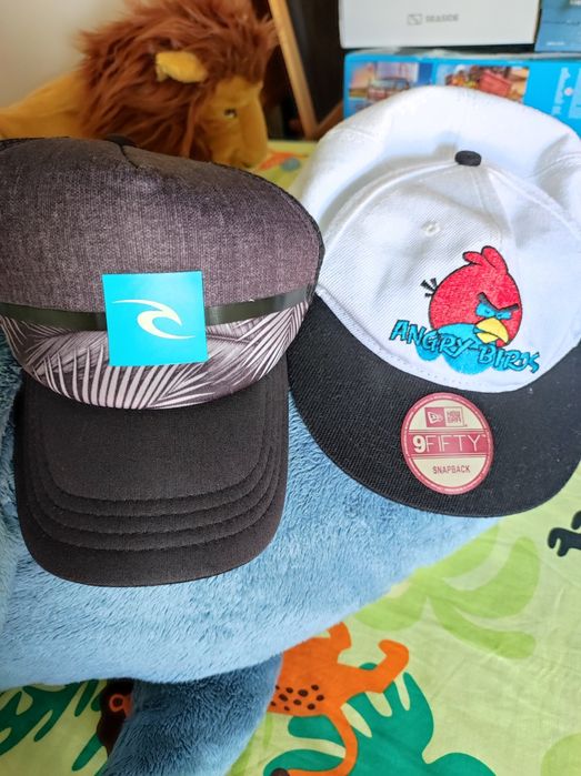 Bonés criança rip curl e new era