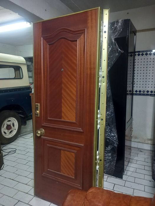 Pedra de cozinha e porta blindado