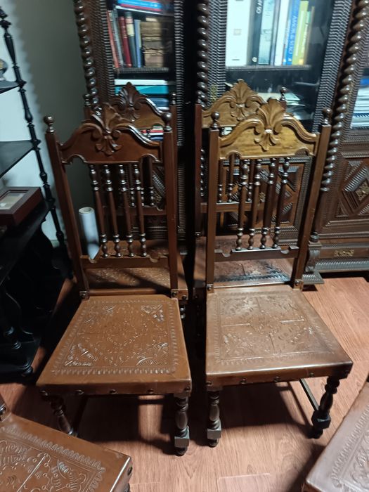 Cadeiras em madeira e couro