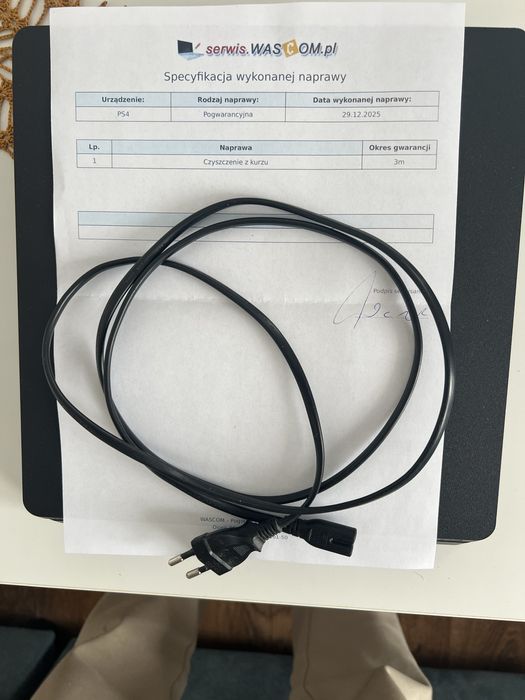 Playstation 4 slim  z pięcioma grami