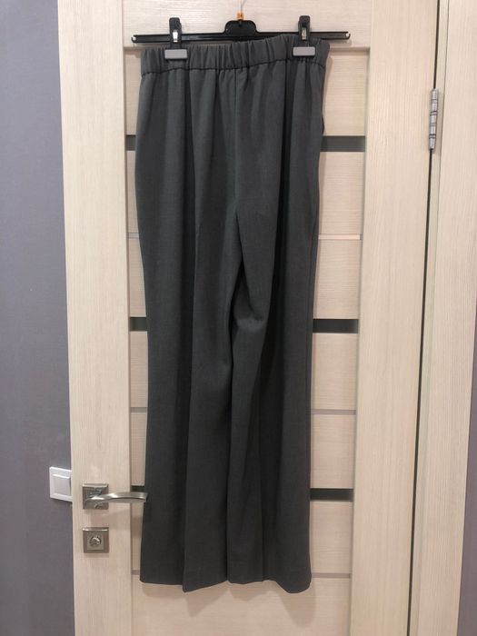 Брюки сірого кольору mango