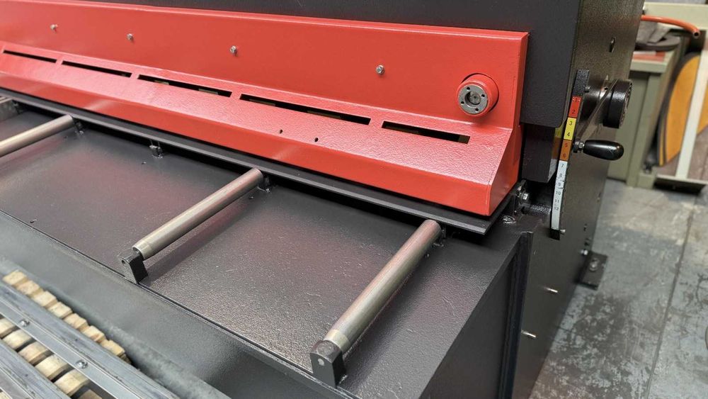 Komplet maszyn Amada do obróbki blachy 10x3100 krawędziarka + gilotyna
