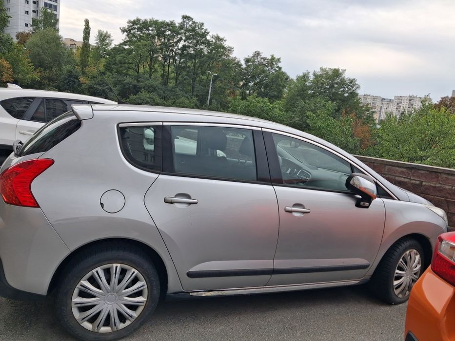 автомобіль Peugeot 3008