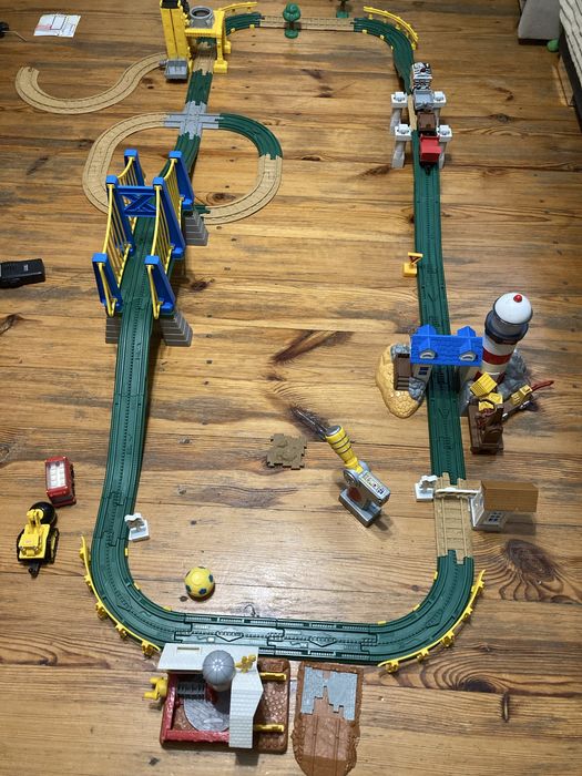 Kolejka Geotrax Fisher Price dizalajaca na baterie