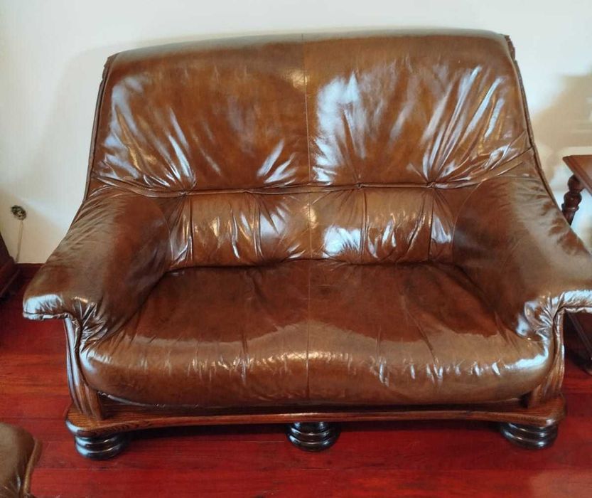 Vendo conjunto de sofás em pele genuína comprados nos móveis brasão.