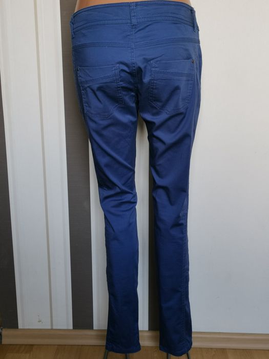 Spodnie BERSHKA 36/26 materiałowe, zamki przy nogawkach.
