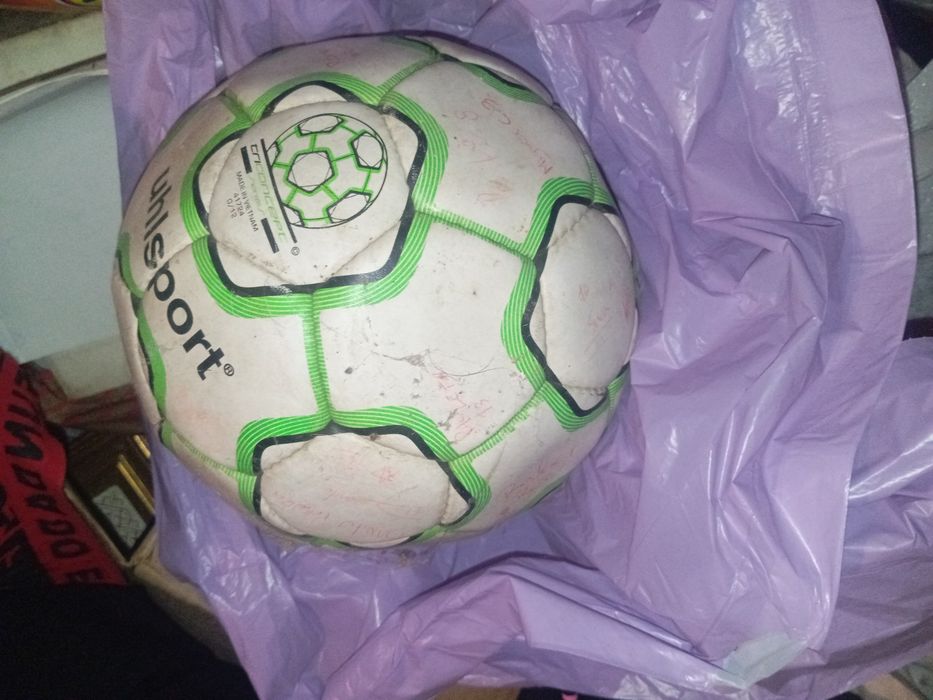 Bola assinada nao sei assinatura nem sei se e de futebol nem sei quem os jogadores
