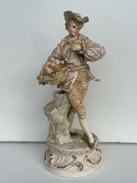 Figurka (Ceramika)wys 32 cm ,stan bardzo dobry