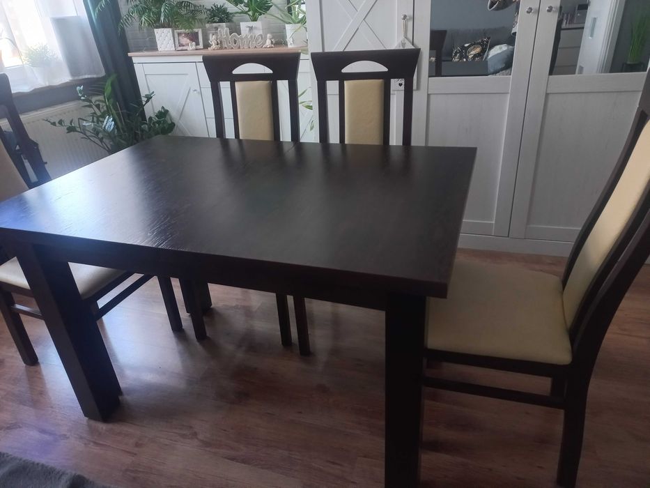 Brązowy stół rozkładany z 4 krzesłami