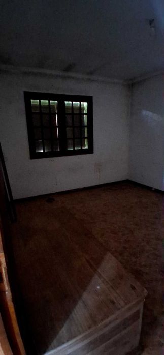 Casa espaçosa com anexos e jardim
