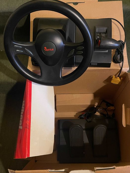 Volante Genius com Pedais e Mudanças – Simulador de Corrida para PC