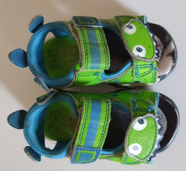 Sandałki zielone F＆F rozmiar 20 (4) długość wewnętrzna 12,5 cm