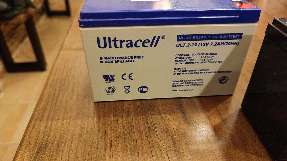 6/12V Charger + 3 Batteries64297475434499124