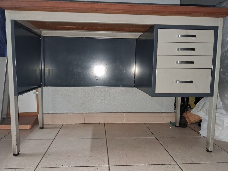 Secretária com gavetas
