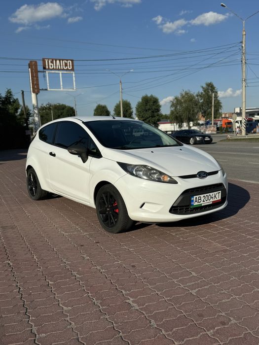 Продаю власне авто ford fiesta 2010 рік 
1.4 дизель 
механіка 
Дуже надійна та економічна машина.
Стан супер, нічого робити не потрібно.
Автомобіль в рідній фарбі без іржі та гнилі.
Є кондиціонер працює супер.
Ел. склопідйомники.
Ел. регулювання дзеркал.
Витрата палива 4-5 літрів
Обслужена від А до Я.
Два комплекти ковриків.

Новий власник буде задоволений автомобілем! 
За детальною інформацією телефонуйте.
Будь які перевірки без питань.