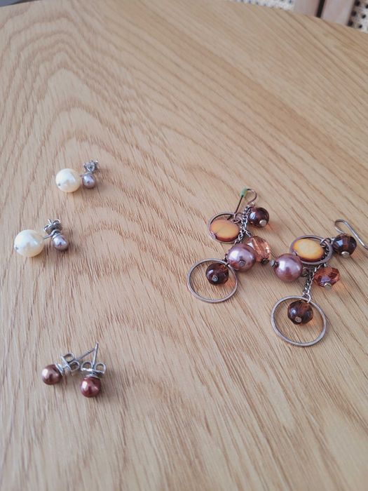 Zestaw 3 par kolczyków w kokolrach brązu.