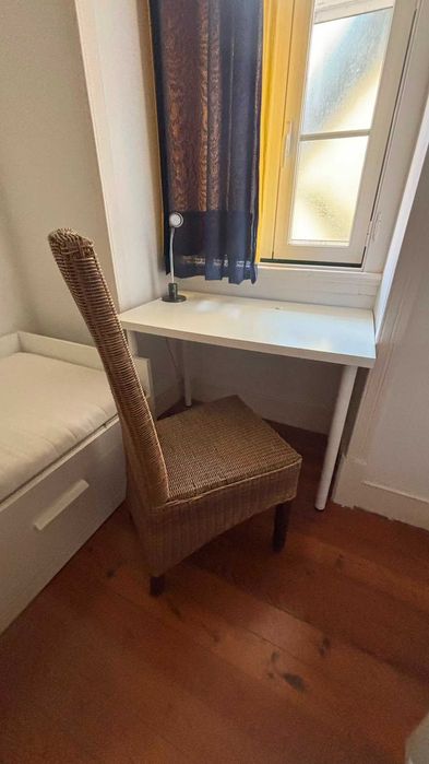 Vendo Secretária + cadeira em verga + candeeiro + cortinas
