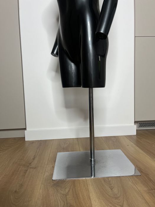 Manekin damski rozmiar S, na stojaku