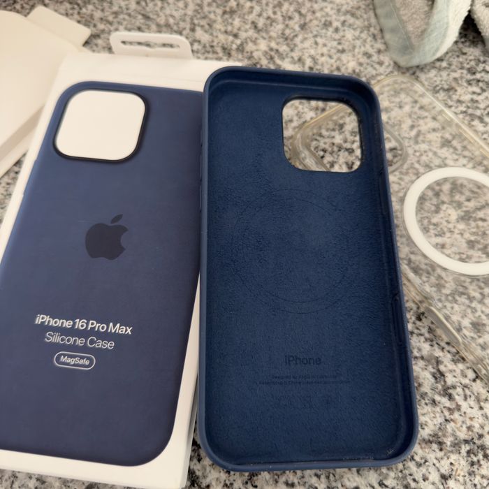 Capas originais 16 pro max. A azul ainda embalada