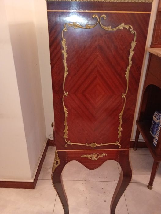 Móvel antigo em madeira com motivos a madeira incrustados