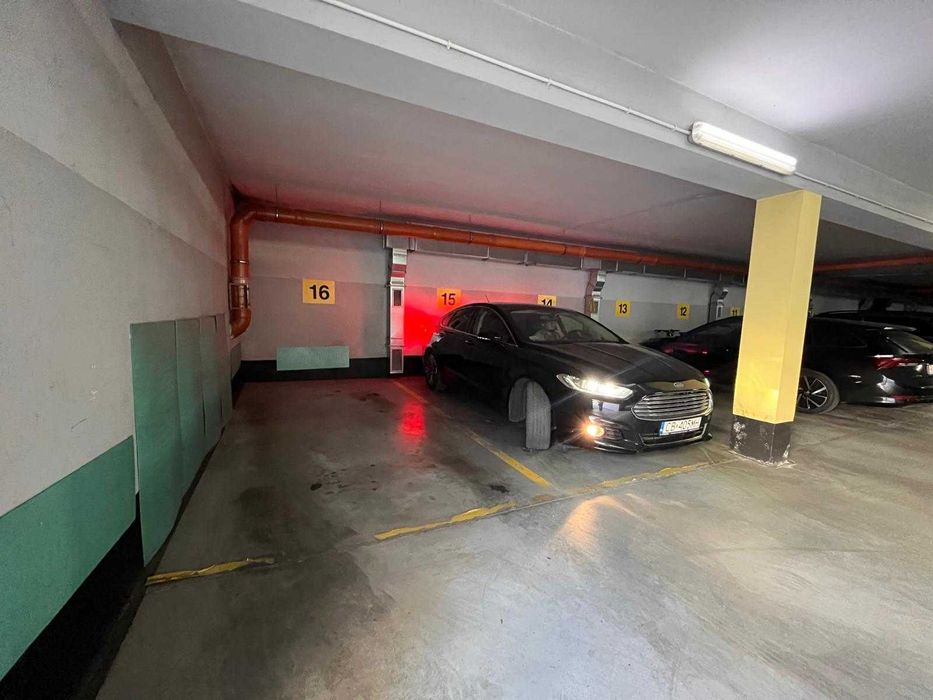 Miejsce parkingowe w hali garażowej - Garaż