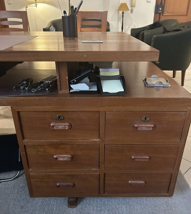 Secretária original de madeira folheada a mutene