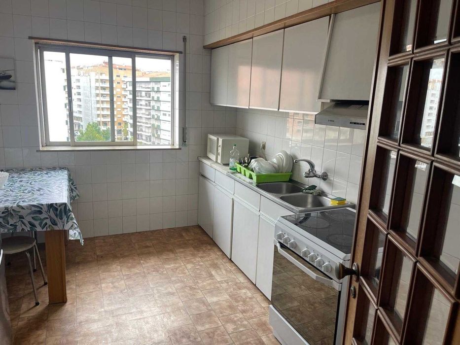 Arrenda-se quarto individual na Av. Marquês de Pombal LEIRIA  - DESPESAS INCLUIDAS