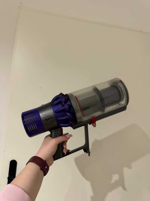 Dyson V10 odkurzacz uszkodzony + baterie + uchwyt + ładowarka