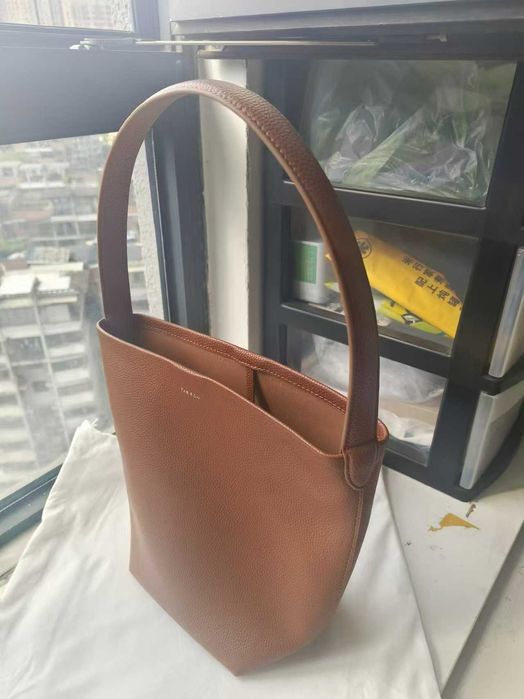 Bolsa bucket The Row castanha