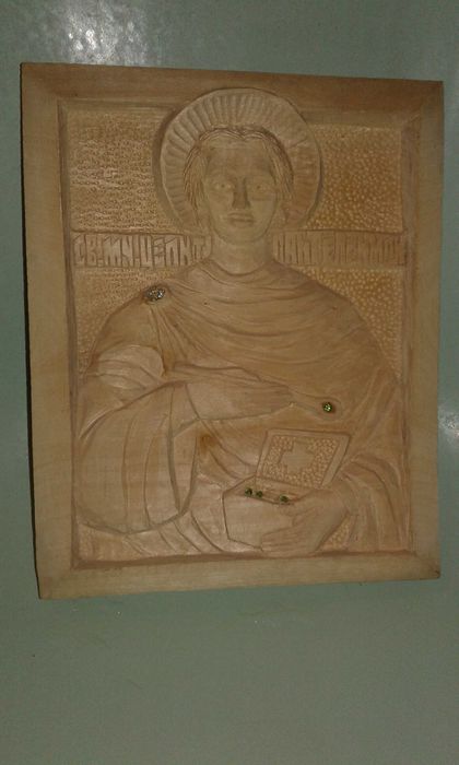 Резная икона Св. Великомученика Пантелеймона с  камушками.