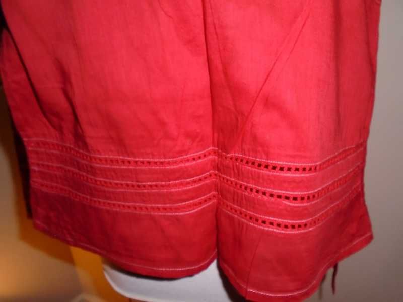 Blusa vermelho vivo, com aplique flores