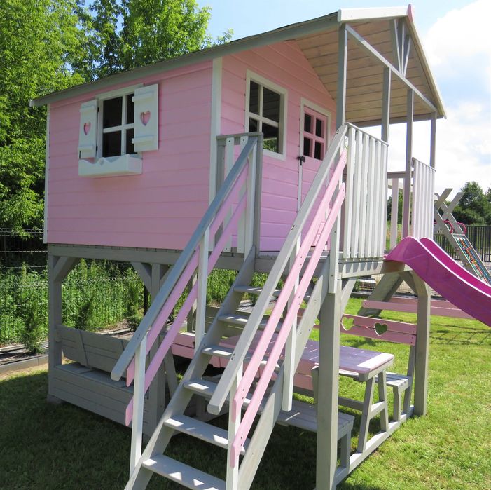 Domek na podwyższeniu Drewniany plac zabaw Huśtawka Ściana wspinaczkow