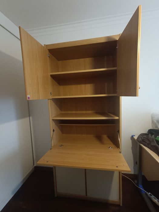 Armário com escrivaninha