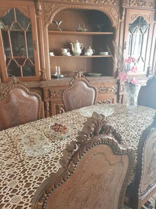 Salão em muito bom estado com mais ao menos 40 anos boa talha