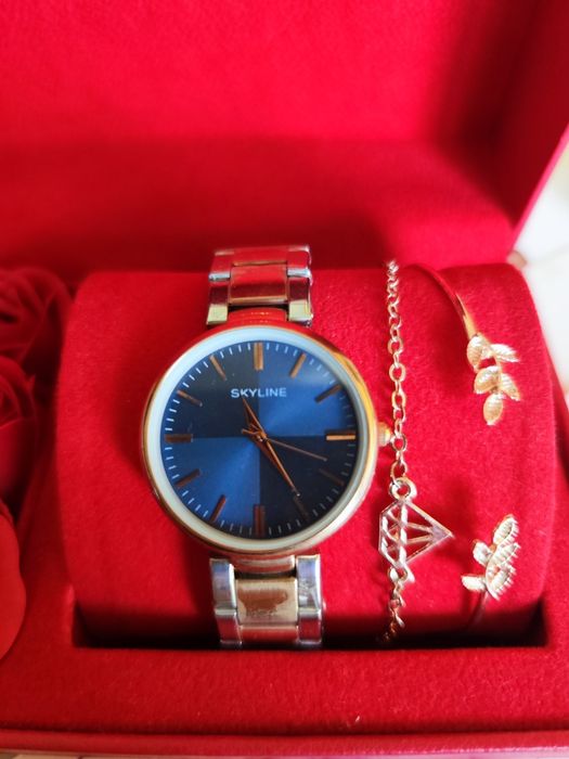 Conjunto Relógio de Senhora Prateado e Dourado mais duas pulseiras da Skyline