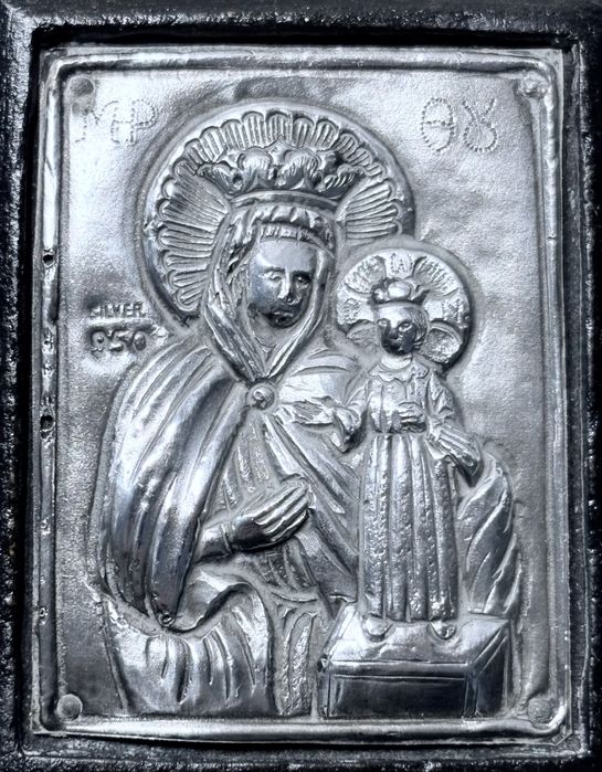 Pequeno antigo ícone com imagem da Nossa Senhora em madeira e prata