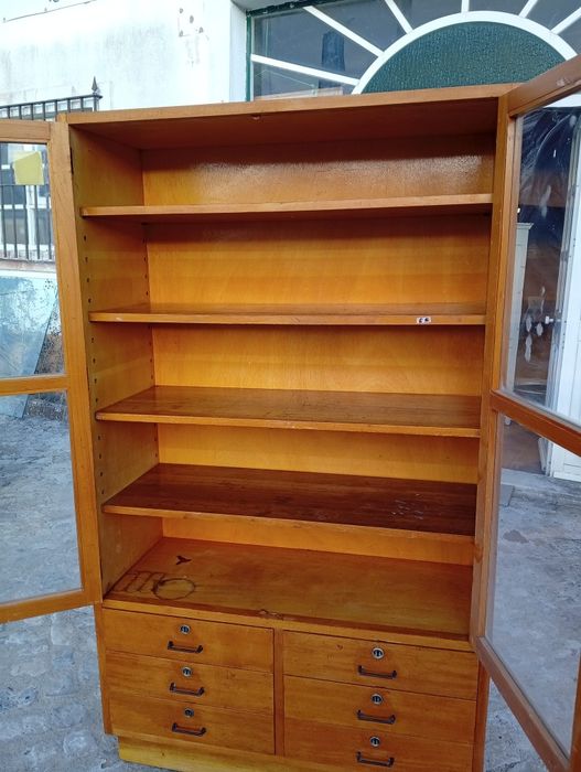 Móvel vitrine com gavetas
